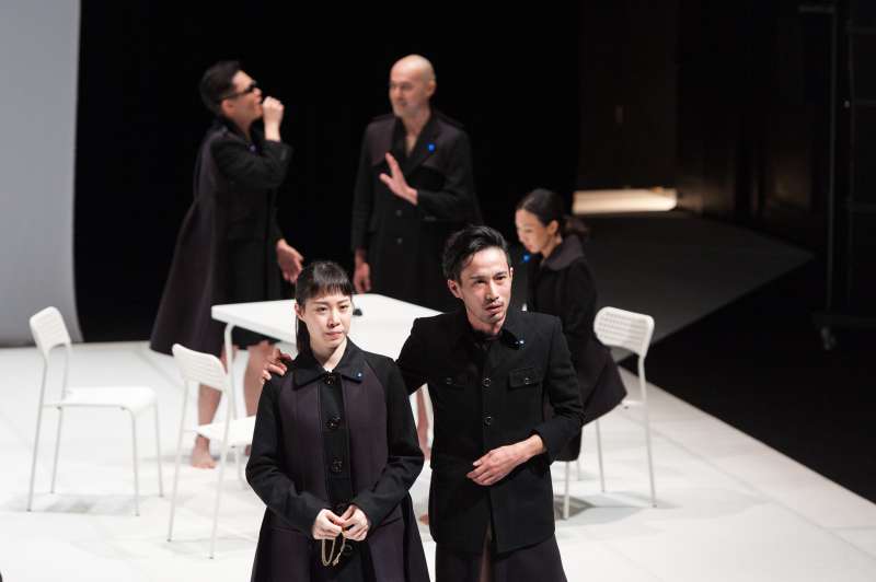 由台灣與日本演員合作,角色具備混合特質,揉碎經典人物的代表符號(圖/莎士比亞的妹妹們的劇團 提供) 由台灣與日本演員合作,角色具備混合特質,揉碎經典人物的代表符號(圖/莎士比亞的妹妹們的劇團 提供)