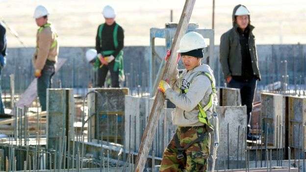 北韓工人在蒙古首都烏蘭巴托的一個建築工地上。（BBC中文網）