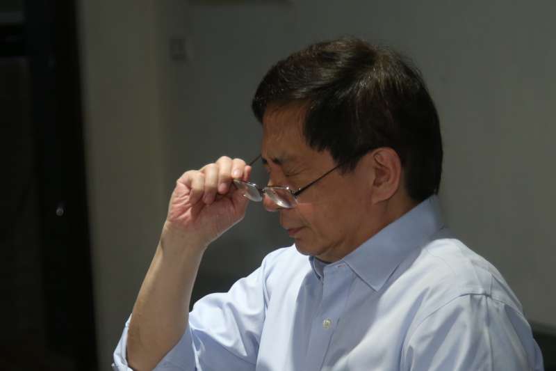20180107-台大準校長管中閔與媒體茶敘,侃侃而談他的治校理念及方式,由於他最近眼睛動手術,受不了正前方直射他的燈光。(陳明仁攝) 20180107-台大準校長管中閔與媒體茶敘,侃侃而談他的治校理念及方式,由於他最近眼睛動手術,受不了正前方直射他的燈光。(陳明仁攝)