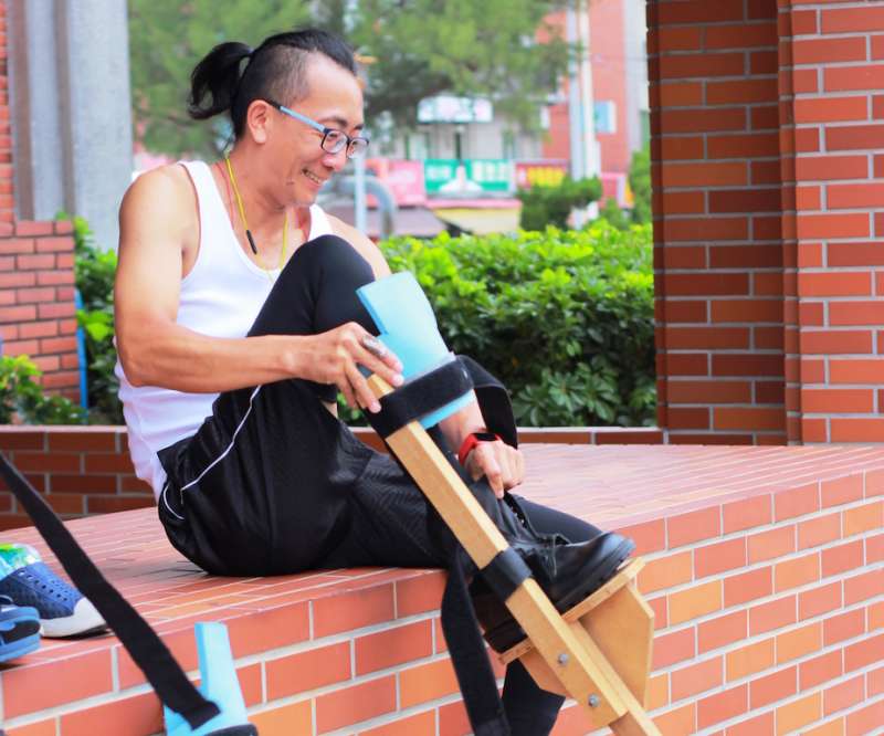 透過服務大眾、接觸人群，洪銘成意外激發了自己潛在的生命熱情。志工這條路一走便是10個年頭。(圖／新北市文化局提供)