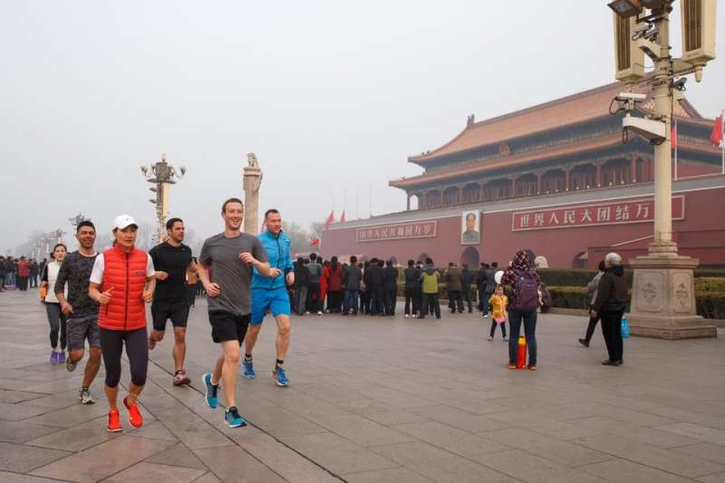Facebook執行長馬克·佐克伯(Mark Zuckerberg)頻頻訪中,在天安門廣場慢跑、學中文,積極拉攏與中國的關係。(圖/shutterstock,數位時代提供) Facebook執行長馬克·佐克伯(Mark Zuckerberg)頻頻訪中,在天安門廣場慢跑、學中文,積極拉攏與中國的關係。(圖/shutterstock,數位時代提供)