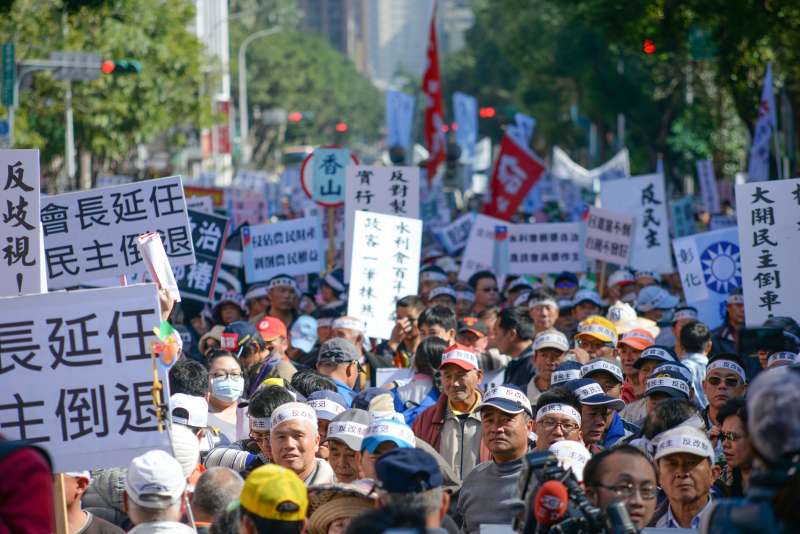 20180116-農田水利會改公務機關,國民黨極力反對,今天下午動員萬人包圍立法院抗議。(甘岱民攝) 20180116-農田水利會改公務機關,國民黨極力反對,今天下午動員萬人包圍立法院抗議。(甘岱民攝)