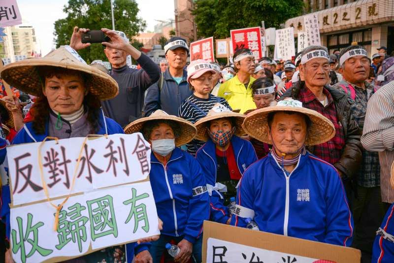 20180116-農田水利會改公務機關，國民黨極力反對，今天下午動員萬人包圍立法院抗議。（甘岱民攝）