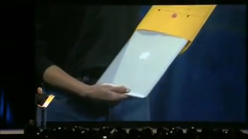 蘋果創辦人賈伯斯(Steve Jobs)從牛皮紙袋抽出MacBook Air,現在看來仍讓人相當驚豔。(圖/Youtube,數位時代提供) 蘋果創辦人賈伯斯(Steve Jobs)從牛皮紙袋抽出MacBook Air,現在看來仍讓人相當驚豔。(圖/Youtube,數位時代提供)