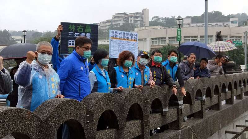 包括基隆市議長宋瑋莉等多位市議員,都戴著口罩,不敢聞田寮河的氣味。(圖/張毅攝) 包括基隆市議長宋瑋莉等多位市議員,都戴著口罩,不敢聞田寮河的氣味。(圖/張毅攝)