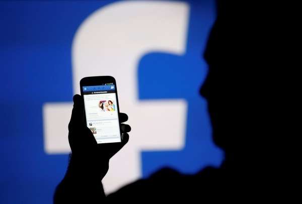 社群軟體臉書創辦人馬克祖克柏(Mark Zuckerberg)20日表示,為了減少社群網路將錯誤的消息廣泛散播,要求臉書20億用戶替新聞媒體的可信賴度做排序,未來將會獨厚受使用者信賴的媒體,提高其曝光度。(路透社提供) 社群軟體臉書創辦人馬克祖克柏(Mark Zuckerberg)20日表示,為了減少社群網路將錯誤的消息廣泛散播,要求臉書20億用戶替新聞媒體的可信賴度做排序,未來將會獨厚受使用者信賴的媒體,提高其曝光度。(路透社提供)