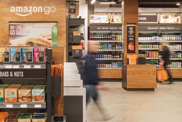 「Amazon Go」的顧客不必再大排長龍等結帳,只要拿起商品走出店外,系統會記錄消費內容。(圖截自Amazon Go官網) 「Amazon Go」的顧客不必再大排長龍等結帳,只要拿起商品走出店外,系統會記錄消費內容。(圖截自Amazon Go官網)