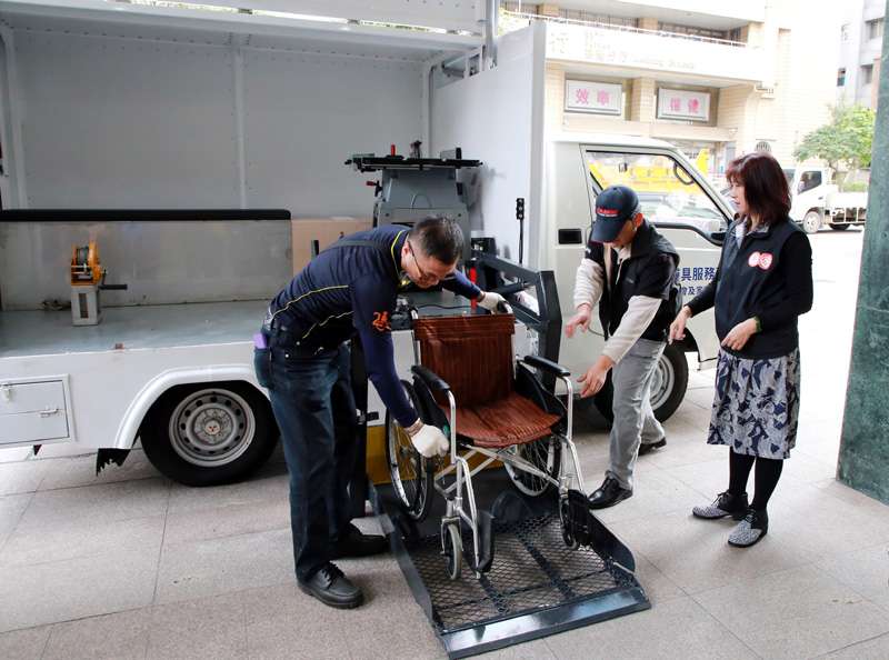 基隆輔具好行專車提供評估與維修，讓輔具更佳利用。（圖／張毅攝)