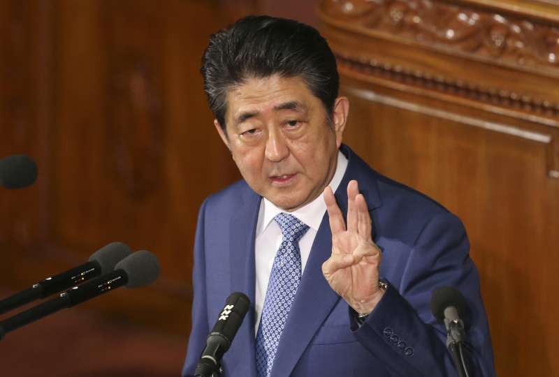 日本首相安倍晉三表將趁2月9日平昌冬奧開幕式訪問南韓，將討論日韓慰安婦協議。（美聯社）