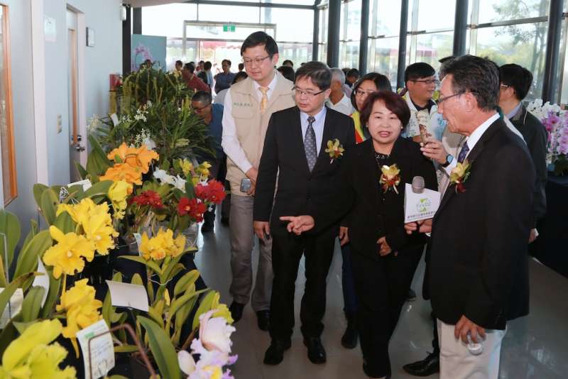 台南市長參觀蘭花評比作品(圖/台南市政府新聞及國際關係處提供) 台南市長參觀蘭花評比作品(圖/台南市政府新聞及國際關係處提供)