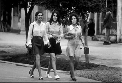 1972年喀布爾街頭身穿迷你裙的年輕姑娘。(圖/澎湃新聞提供) 1972年喀布爾街頭身穿迷你裙的年輕姑娘。(圖/澎湃新聞提供)
