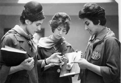 1962年喀布爾醫學院一名女教師(右)使用人體石膏模型在指導兩名女生。(圖/澎湃新聞提供) 1962年喀布爾醫學院一名女教師(右)使用人體石膏模型在指導兩名女生。(圖/澎湃新聞提供)