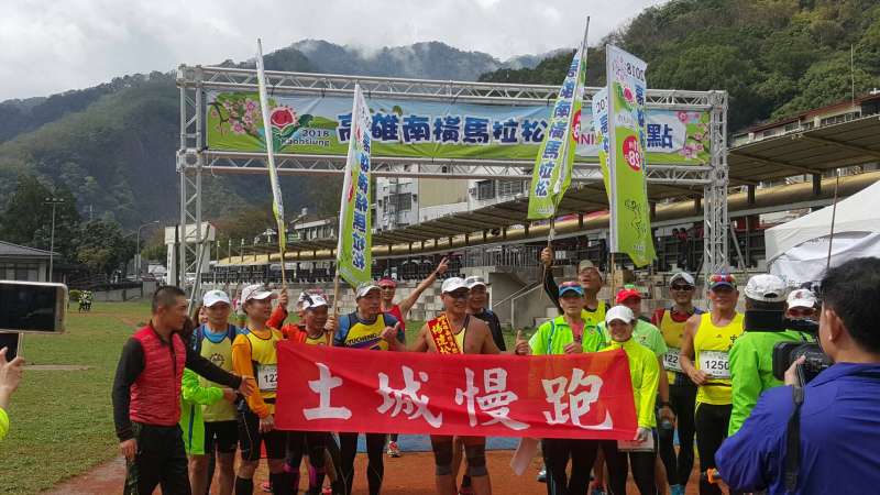 獲得四百馬獎的楊連松28日以強大的意志力、耐心、體能，跑完四百公里全程。（圖／高雄市原民會提供）
