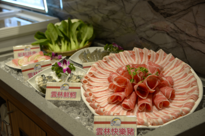快樂豬與鮮蚵等雲林在地優質農漁畜產品(圖/雲林縣政府提供) 快樂豬與鮮蚵等雲林在地優質農漁畜產品(圖/雲林縣政府提供)