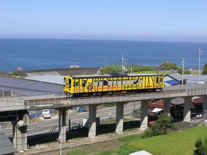 「後免-奈半利線」列車的車身設計豐富多彩,以日本職業棒球隊「阪神虎隊」為概念的列車鮮艷奪目。(圖/高知縣安藝市) 「後免-奈半利線」列車的車身設計豐富多彩,以日本職業棒球隊「阪神虎隊」為概念的列車鮮艷奪目。(圖/高知縣安藝市)