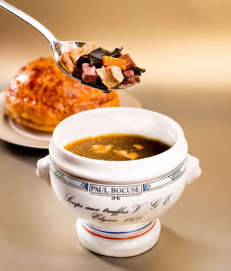因為一場意外的午宴,而一舉成名的季斯卡總統黑松露清湯 La soupe aux truffes noires VGE (圖/Paul Bocuse 網站) 因為一場意外的午宴,而一舉成名的季斯卡總統黑松露清湯 La soupe aux truffes noires VGE (圖/Paul Bocuse 網站)