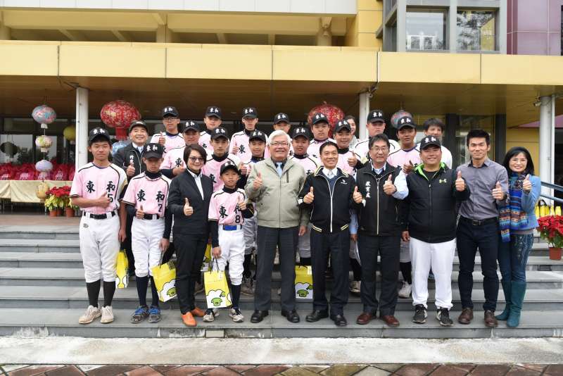 雲林縣長李進勇表揚2017年第十五屆總統盃全國慢速壘球錦標賽得獎選手，古坑鄉長黃意玲也出席給予勉勵。（圖／雲林縣政府提供）