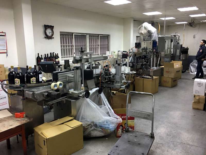 業者加入不明的添加物,增加紅酒的口味。(圖/保三總隊提供) 業者加入不明的添加物,增加紅酒的口味。(圖/保三總隊提供)