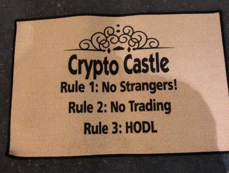 幣圈裡「HODL」的準則,讓大家即使感到懷疑與害怕時仍要表現的泰然自若,也不能過度炫富、招搖。(圖/) 幣圈裡「HODL」的準則,讓大家即使感到懷疑與害怕時仍要表現的泰然自若,也不能過度炫富、招搖。(圖/)