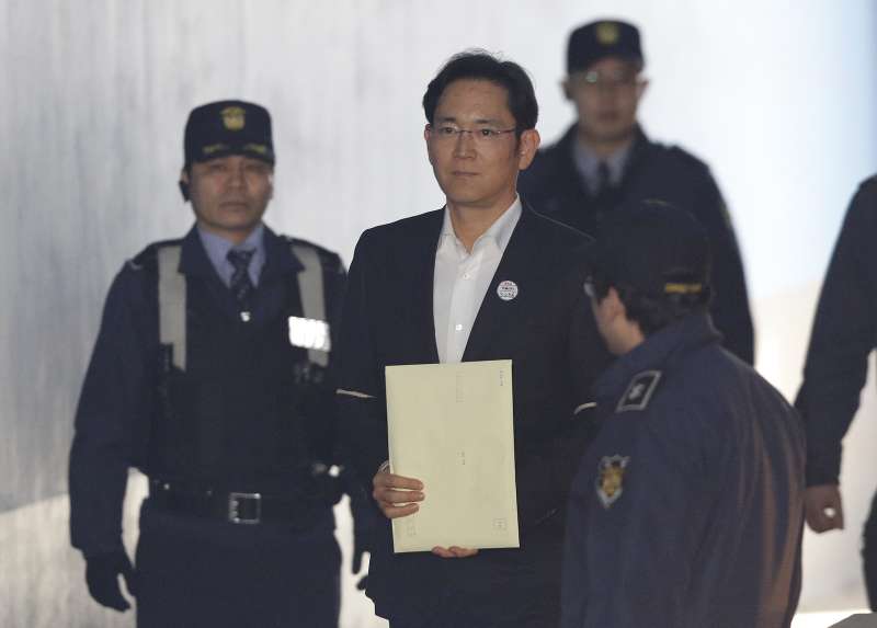 2018年2月5日,南韓三星電子副會長李在鎔因行賄案遭判處有期徒刑2年半、緩刑4年。李在鎔當庭獲釋。(AP) 2018年2月5日,南韓三星電子副會長李在鎔因行賄案遭判處有期徒刑2年半、緩刑4年。李在鎔當庭獲釋。(AP)