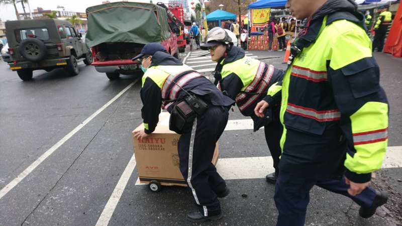 20180207-花蓮6日深夜發生規模6.0強震，警力分組行動，提高救災效率（1）。（警政署提供）