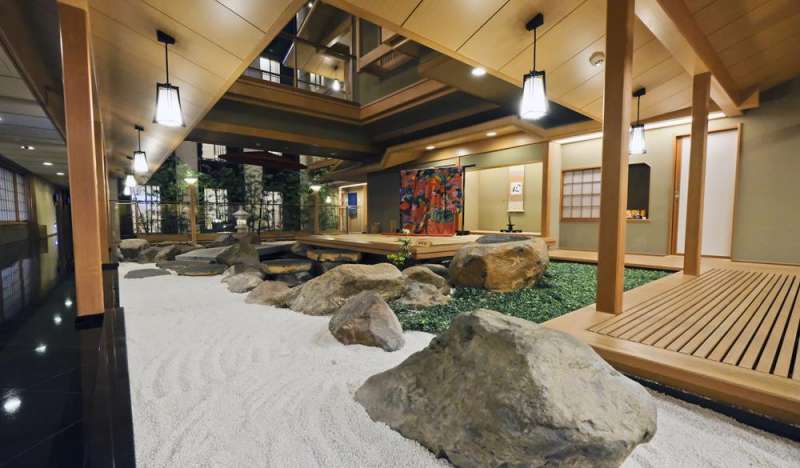 金娘苑是純正日式庭園,榻榻米平台上,華麗的百萬新娘禮服,抑或歌舞樂音表演。(圖/HotelsCombined提供) 金娘苑是純正日式庭園,榻榻米平台上,華麗的百萬新娘禮服,抑或歌舞樂音表演。(圖/HotelsCombined提供)