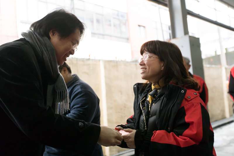 林右昌承諾明年為清潔隊添購高品質的防風雨外套。(圖/張毅攝) 林右昌承諾明年為清潔隊添購高品質的防風雨外套。(圖/張毅攝)