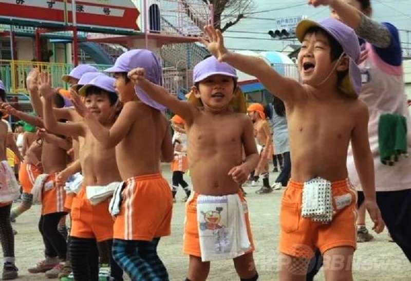 年中最冷的天氣,日本幼稚園約500名小朋友們上身赤裸,在戶外鍛煉身體。 年中最冷的天氣,日本幼稚園約500名小朋友們上身赤裸,在戶外鍛煉身體。