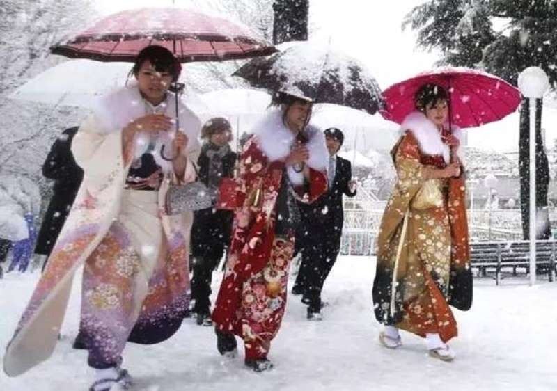 穿和服走雪地！