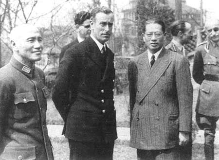 宋子文(右)為宋氏家族成員,與蔣氏政權親近,曾任國民政府財政部長、中央銀行總裁、行政院長、外交部長、駐美國特使,常是國民政府與他國連結的重要溝通橋梁。(Wikipedia/CC-BY-SA-3.0) 宋子文(右)為宋氏家族成員,與蔣氏政權親近,曾任國民政府財政部長、中央銀行總裁、行政院長、外交部長、駐美國特使,常是國民政府與他國連結的重要溝通橋梁。(Wikipedia/CC-BY-SA-3.0)