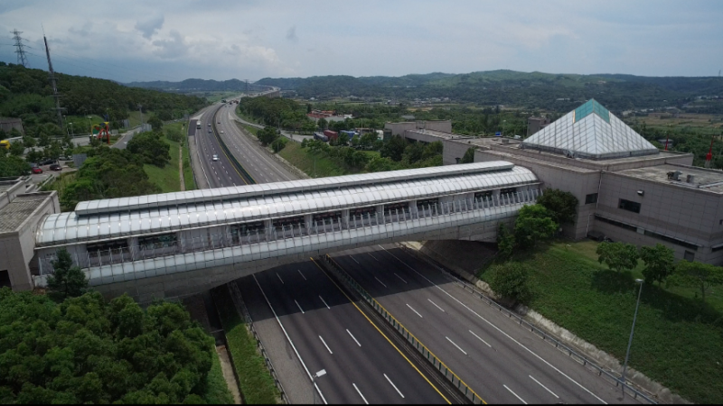橫跨南北雙向的甜蜜月橋,坐在窗邊的座位就能瞭望苗栗山景與國道車流交織成的美景。(圖/西湖服務區) 橫跨南北雙向的甜蜜月橋,坐在窗邊的座位就能瞭望苗栗山景與國道車流交織成的美景。(圖/西湖服務區)