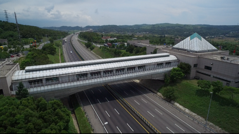 橫跨南北雙向的甜蜜月橋，坐在窗邊的座位就能瞭望苗栗山景與國道車流交織成的美景。(圖／西湖服務區)