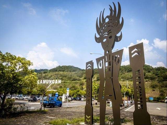 位於布農族遺址的南投服務區,山坡上矗立了宏偉壯闊的「LAMUNGAN」天招,是國道上著名的地標。(圖/南投服務區) 位於布農族遺址的南投服務區,山坡上矗立了宏偉壯闊的「LAMUNGAN」天招,是國道上著名的地標。(圖/南投服務區)