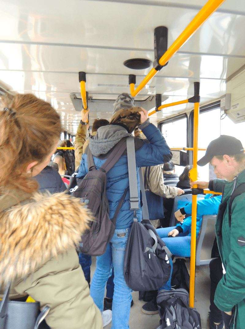 繁忙時段的波蘭輕軌電車。這個時段因為要移位都很困難了，所以如果這時有老年人上車，很少人會特地越過人群讓位給剛上車的老年人。（圖／陳力綺攝影｜想想論壇提供）