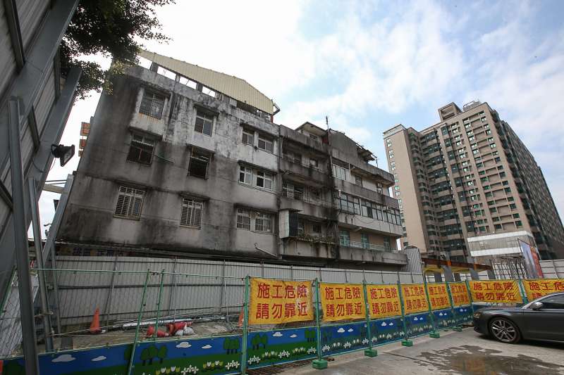 20180213-台北市都更處-永春都更案新建工程復工儀式,等了十八年,工地正後方為不同意戶的公寓樓層,右棟為捷運共構的大樓 。(陳明仁攝) 20180213-台北市都更處-永春都更案新建工程復工儀式,等了十八年,工地正後方為不同意戶的公寓樓層,右棟為捷運共構的大樓 。(陳明仁攝)