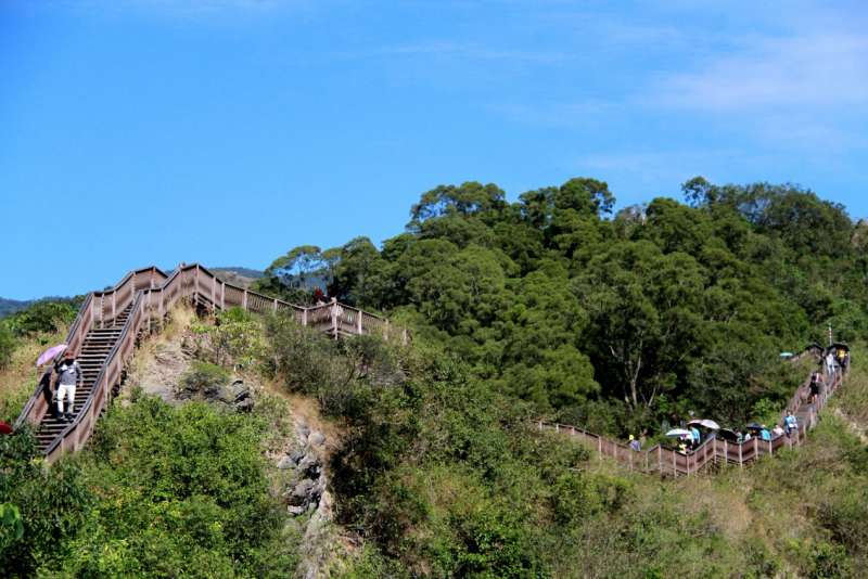 綠樹青山中的茂林區小長城。（圖／高雄市政府原住民事務委員會提供）