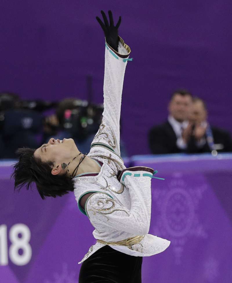 日本滑冰王子羽生結弦17日在平昌冬季奧運勇奪花式滑冰金牌。(美聯社) 日本滑冰王子羽生結弦17日在平昌冬季奧運勇奪花式滑冰金牌。(美聯社)