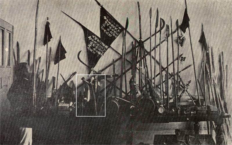 1915 年 8 月,余清芳等人遭日人逮捕後,被收押的武器,可以看到宋江陣的影子。白框圈起來的「乩筆」是余清芳打仗之前,向神明請示的「法器」。(圖/康豹,研之有物提供) 1915 年 8 月,余清芳等人遭日人逮捕後,被收押的武器,可以看到宋江陣的影子。白框圈起來的「乩筆」是余清芳打仗之前,向神明請示的「法器」。(圖/康豹,研之有物提供)