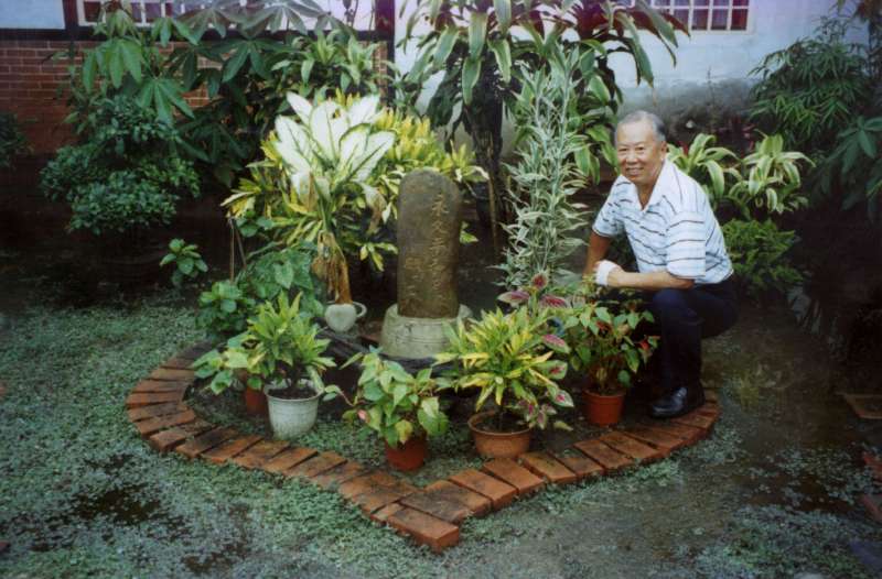 2001 年康豹和學生們到玉井鄉,訪問當時受難家族的後代──江炳煌先生,發現他在花園裡用磚頭排了一個愛心,立了一個石碑用日文刻著「但願有永久的和平」。(圖/康豹,研之有物提供) 2001 年康豹和學生們到玉井鄉,訪問當時受難家族的後代──江炳煌先生,發現他在花園裡用磚頭排了一個愛心,立了一個石碑用日文刻著「但願有永久的和平」。(圖/康豹,研之有物提供)