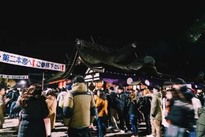 「大晦日」排隊參拜的人群(西洋參考) 「大晦日」排隊參拜的人群(西洋參考)