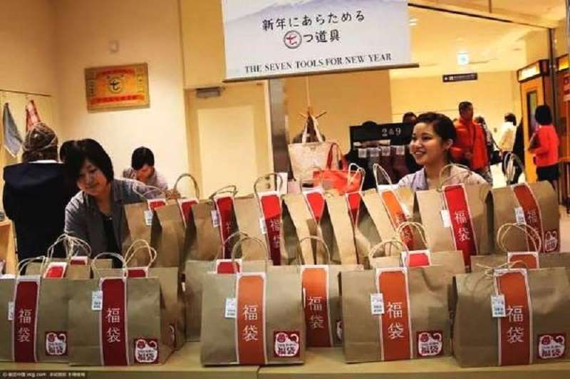 日本過新年元旦,百貨公司擺滿「福袋」。(西洋參考) 日本過新年元旦,百貨公司擺滿「福袋」。(西洋參考)