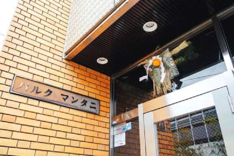日本新年時有由繩子製成的裝飾品「注連繩」擺放在門口,用以驅除邪靈。(西洋參考) 日本新年時有由繩子製成的裝飾品「注連繩」擺放在門口,用以驅除邪靈。(西洋參考)