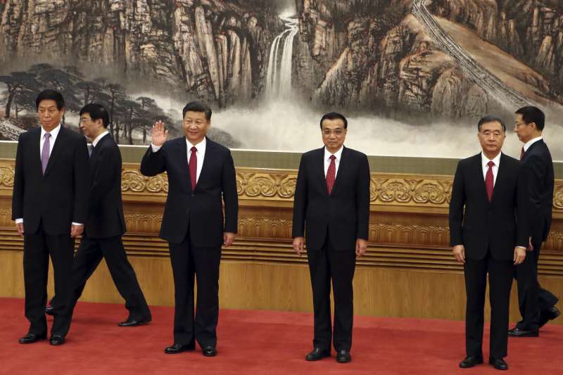 中共十九大之後確立的領導階層,左起:栗戰書、王滬寧、習近平、李克強、汪洋、韓正(AP) 中共十九大之後確立的領導階層,左起:栗戰書、王滬寧、習近平、李克強、汪洋、韓正(AP)