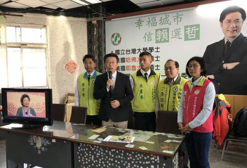 民進黨立委黃偉哲競選團隊26日在新營服務處舉辦「陳菊掛保證,推薦黃偉哲」記者會,公布陳菊為黃偉哲掛保證的支持影片。(圖/黃偉哲辦公室提供) 民進黨立委黃偉哲競選團隊26日在新營服務處舉辦「陳菊掛保證,推薦黃偉哲」記者會,公布陳菊為黃偉哲掛保證的支持影片。(圖/黃偉哲辦公室提供)