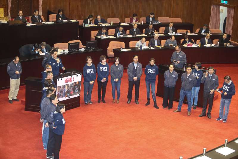20180227-反年金改革團體「八百壯士」立法院抗爭,國民黨立委議場內群為墜樓藍天行動聯盟秘書長繆德生祈福 。(陳明仁攝) 20180227-反年金改革團體「八百壯士」立法院抗爭,國民黨立委議場內群為墜樓藍天行動聯盟秘書長繆德生祈福 。(陳明仁攝)