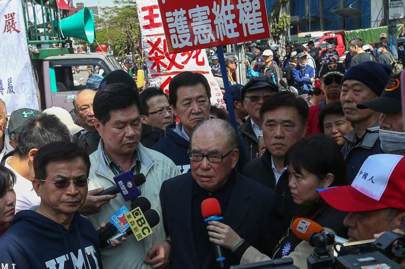 20180227-反年金改革團體「八百壯士」立法院抗爭,郝柏村由兒子郝龍郝龍斌.立委賴士陪同,一路兩邊攙扶走向帳棚區。(陳明仁攝) 20180227-反年金改革團體「八百壯士」立法院抗爭,郝柏村由兒子郝龍郝龍斌.立委賴士陪同,一路兩邊攙扶走向帳棚區。(陳明仁攝)