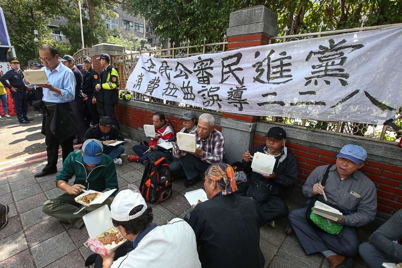 20180227-反年金改革團體「八百壯士」立法院抗爭，並夾雜抗議消費二二八團體 。（陳明仁攝）