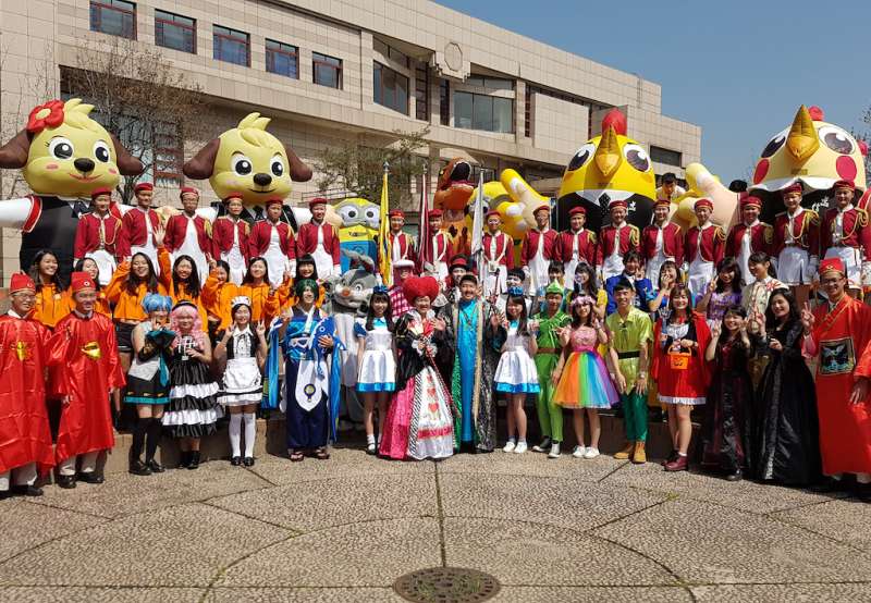 忠信學校「竹塹城元宵走街」軍容壯盛，歷年走街都吸引民眾駐足圍觀與喝彩。（圖／方詠騰攝）