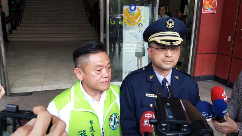 基隆市警局主秘現場說明,大廳的蔣介石的銅像,將移置到桃園兩蔣文化園區。(圖/張毅攝) 基隆市警局主秘現場說明,大廳的蔣介石的銅像,將移置到桃園兩蔣文化園區。(圖/張毅攝)