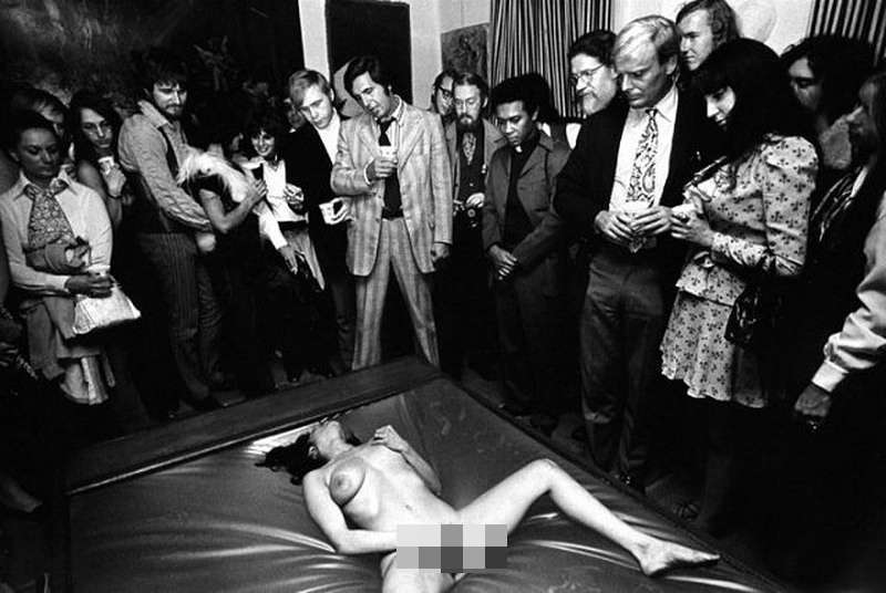 某地下俱樂部裡自慰的女人,1970 年攝。(圖/言人文化提供) 某地下俱樂部裡自慰的女人,1970 年攝。(圖/言人文化提供)